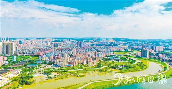 沙坪河岸，一幅“水清岸绿，鸟语花香”的小微湿地美丽画卷映入眼帘。